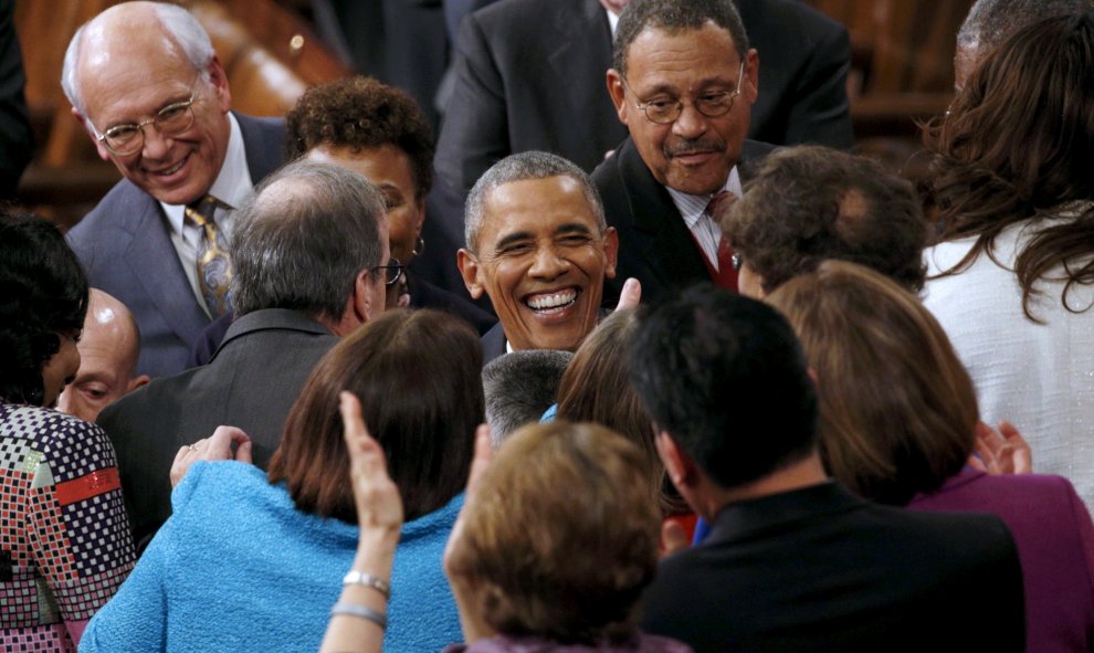Barack Obama es recibido por los miembros del Congreso a su llegada para dar su discurso en una sesión conjunta del Congreso en Washington. REUTERS / Kevin Lamarque