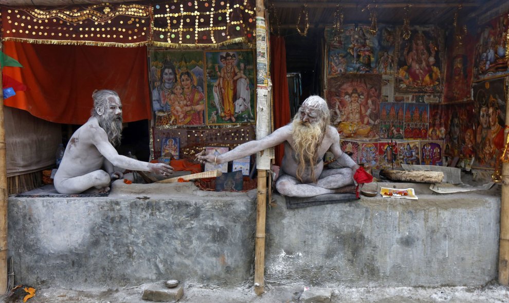 Naga Sadhus pintados con ceniza se pasan chillum para fumar dentro de sus campamentos cerca del río Ganges y de la Bahía de Bengala. REUTERS / Rupak De Chowdhuri
