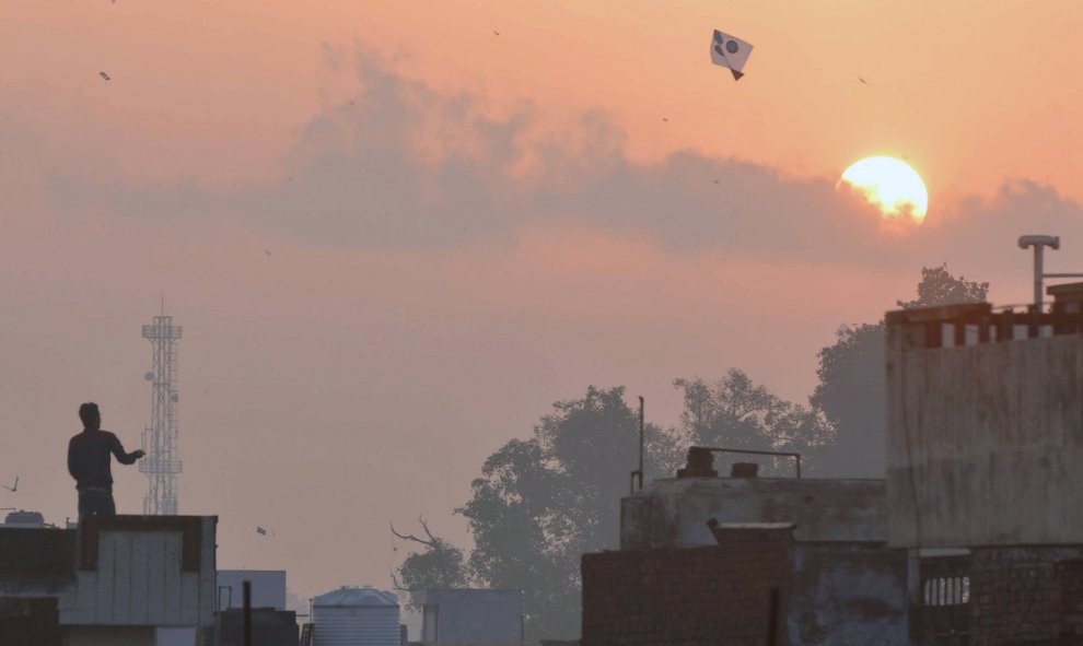 Un hombre indio vuela una cometa durante las celebraciones de la fiesta Lohri en Amritsar, el 13 de enero de 2016. El festival conmemora el solsticio de invierno y está marcado en el norte de la India por el encendido de hogueras y el vuelo de cometas ./A