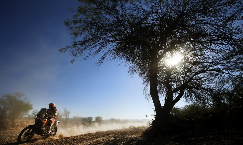 El piloto español Laia Sanz, del equipo KTM, compitió ayer, en la novena etapa del rally Dakar 2016, en la localidad de Belén (Argentina). EFE/Felipe Trueba