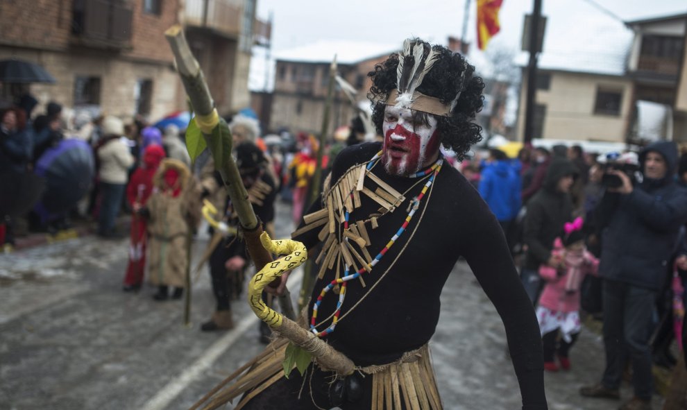 Varias personas disfrazadas participan en los carnavales de Vevcani, a 170 kilómetros de Skopje, Macedonia hoy 13 de enero de 2016. Estos carnavales de 1.400 años de historia son de los más famosos de los Balcanes y en la actualidad celebran el día de San