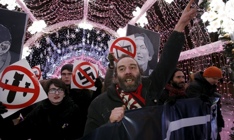 Participantes de una manifestación antifascista para conmemorar los derechos humanosdel abogado Stanislav Markelov y de la periodista Anastasia Baburova, quienes fueron asesinados por unos nacionalistas extremistas en 2009. Moscú, Rusia. REUTERS/Sergei Ka