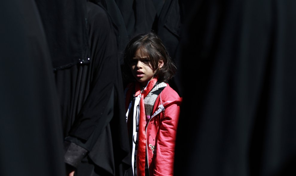 Una niña yemení mira al cámara durante una protesta de mujeres frente a la oficina de la ONU en la capital yemení, en contra de las operaciones militares en curso y los ataques aéreos llevados a cabo por la coalición de Arabia en su país, Sanaá el 21 de e