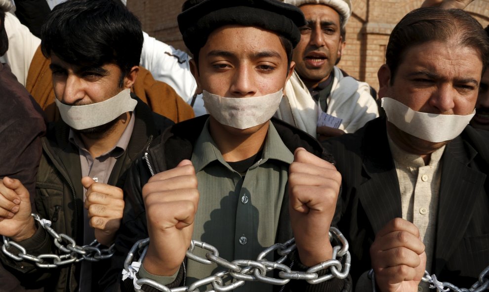 Ciudadanos protestan en contra del ataque a la universidad Bacha Khan en Peshawar, Pakistán, 21 de enero de 2016. REUTERS / Khuram Parvez