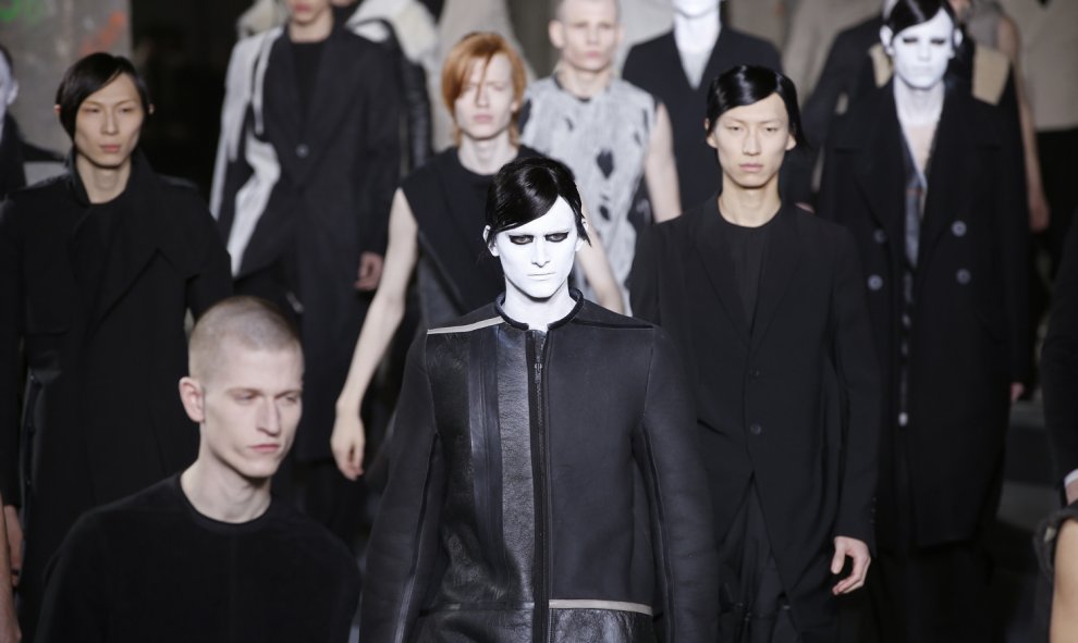 Modelos presentan los diseños de Rick Owens durante la Semana de la moda de hombres de la colección de otoño/invierno 2016-2017 en París el 21 de enero 2016./AFP