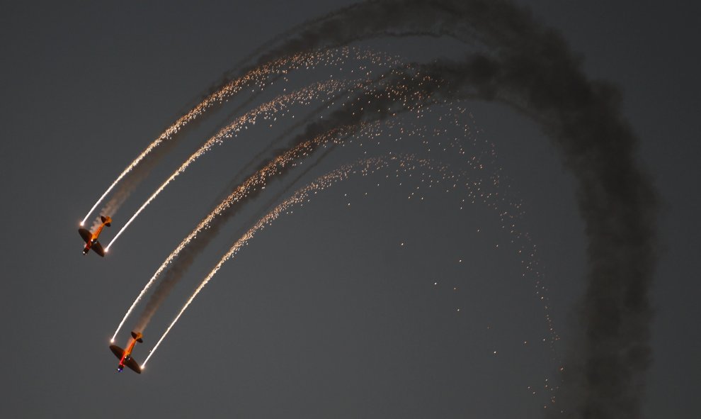 Aviones en una exhibición durante el segundo día del Bahrain Air Show 2016, en Sakhir, al sur de Baréin.  REUTERS/Hamad I Mohammed