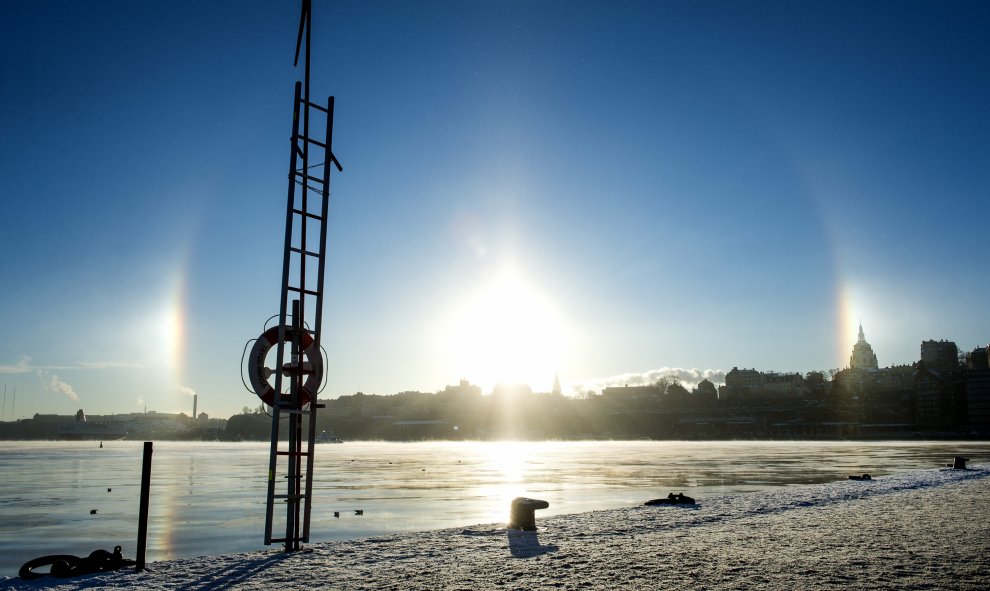 Un halo es visto alrededor del sol en Estocolmo. REUTERS/Marcus Ericsson
