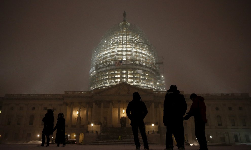 Gente a las afueras del Capitolio bajo la nevada. /REUTERS