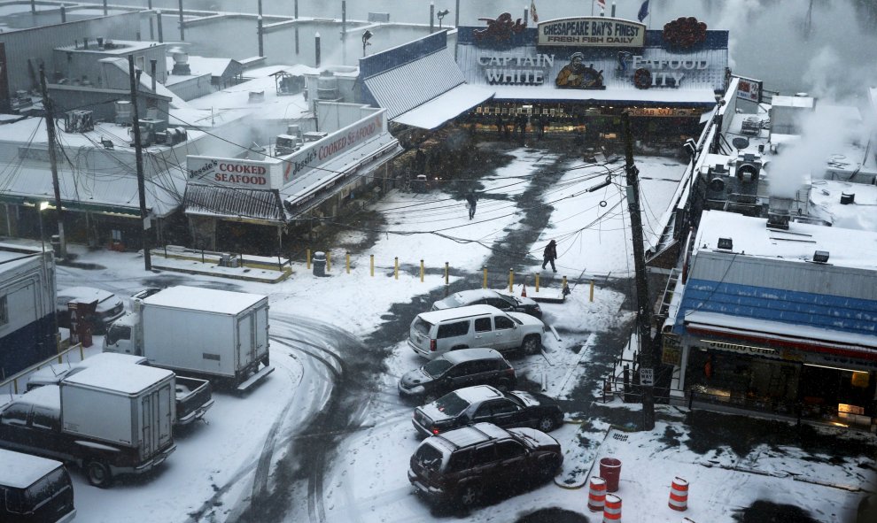 Coches aparcados y cubiertos de nieve frente a un centro comercial en Washington. /REUTERS