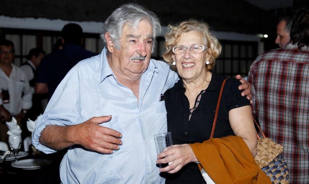 El expresidente uruguayo José Mujica (i) posa junto a la alcaldesa de Madrid, Manuela Carmena (d), en una recepción en honor a la jefa del consistorio, el jueves 21 de enero de 2016, en el local "Quincho de Varela", en Montevideo (Uruguay). Carmena dijo h