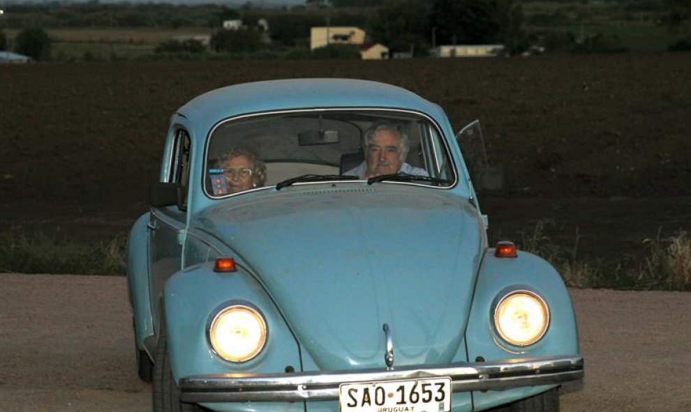 La alcaldesa de Madrid, Manuela Carmena (i), llega junto al expresidente uruguayo José Mujica (d) a una recepción en su honor, el jueves 21 de enero de 2016, en Montevideo (Uruguay). Carmena dijo hoy que quiere fomentar la relación de Montevideo con otras