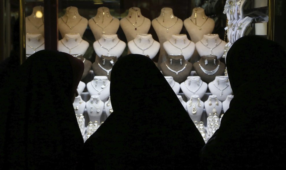 Mujeres iraníes observan los escaparates de una joyería en Teherán, Irán. EFE/ABEDIN TAHERKENAREH