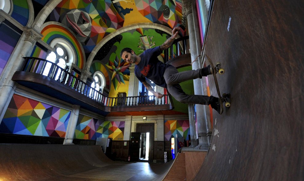 Un hombre practica skate dentro de la iglesia de Santa Bárbara en Llanera, Asturias. REUTERS/Eloy Alonso