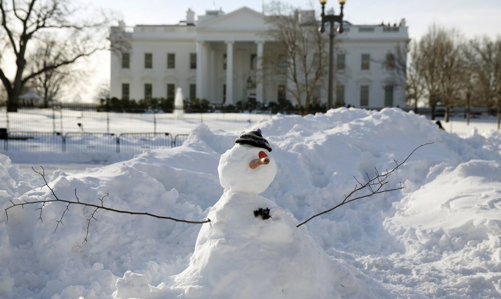 Un muñeco de nieve frente a la Casa Blanca en Washington. REUTERS/Kevin Lamarque
