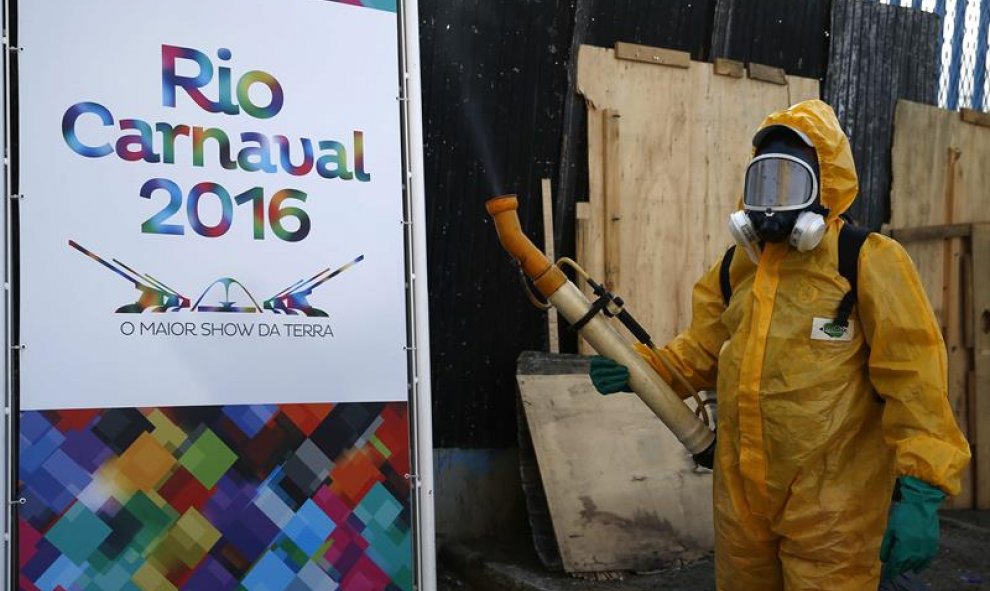 Agentes de la Secretaría Municipal de Salud de Río de Janeiro desinfectaron las instalaciones del Sambódromo, donde a partir del 5 de febrero se comenzaran los desfiles del Carnaval carioca, para prevenir posibles brotes del mosquito Aedes aegypti, transi
