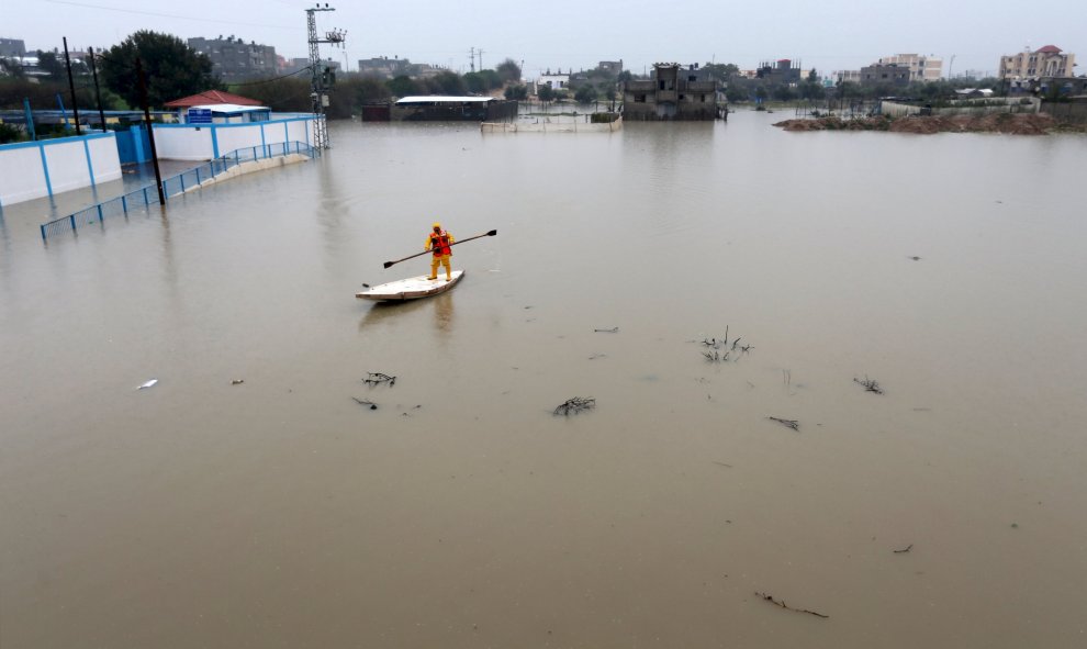 Un miembro de la defensa civil palestina ayuda a evacuar a la gente afectada por la tormenta en Raffah, al sudeste de Gaza, Palestina. REUTERS/Ibraheem Abu Mustafa