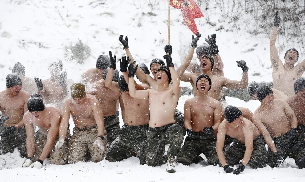 Marines estadounidenses y surcoreanos juegan en la nieve durante unas maniobras en pyeongchang, a unos 200 km al este de Seúl (Corea del Sur) hoy, 28 de enero de 2016. EFE/Jeon Heon-Kyun