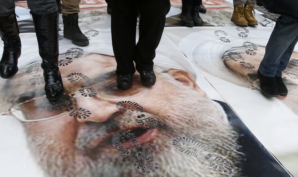 Manifestación en París en protesta por la visita del presidente de Irán, Hassan Rohani. REUTERS/Jacky Naegelen