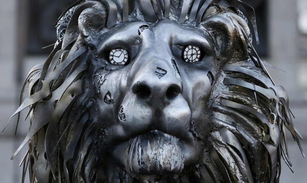 Una escultura de un león de National Geographic Wild se ha colocado en la Plaza de Trafalgar en Londres, Gran Bretaña, para denunciar el peligro de extinción de los grandes felinos. REUTERS / Stefan Wermuth