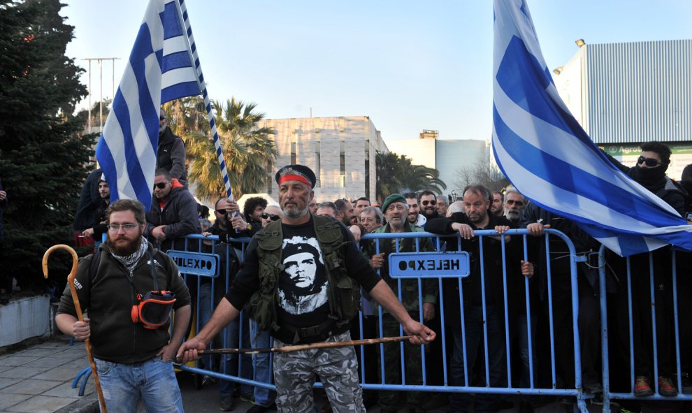 Los agricultores participan en una manifestación para protestar contra una reforma de las pensiones que forma parte del duro plan de rescate económico de Grecia 28 de enero de 2016./AFP