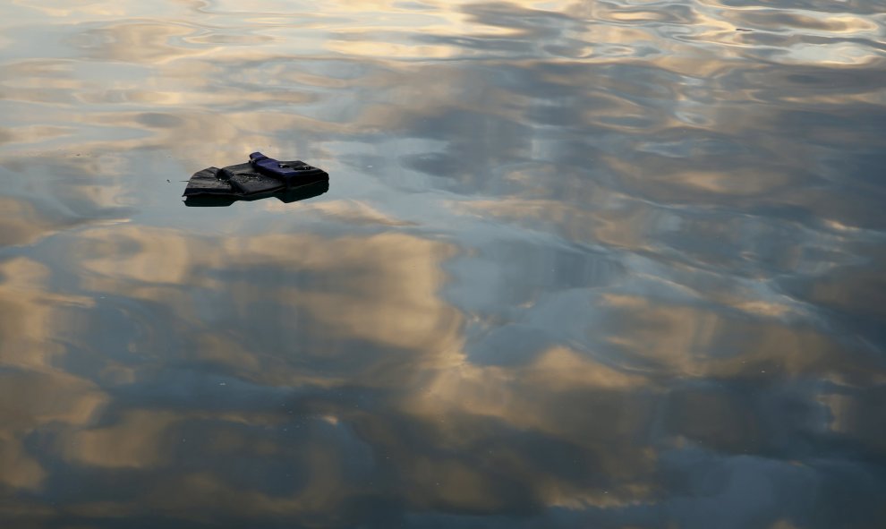Un chaleco salvavidas flota en la superficie del agua en la isla griega de Lesbos. REUTERS/Darrin Zammit
