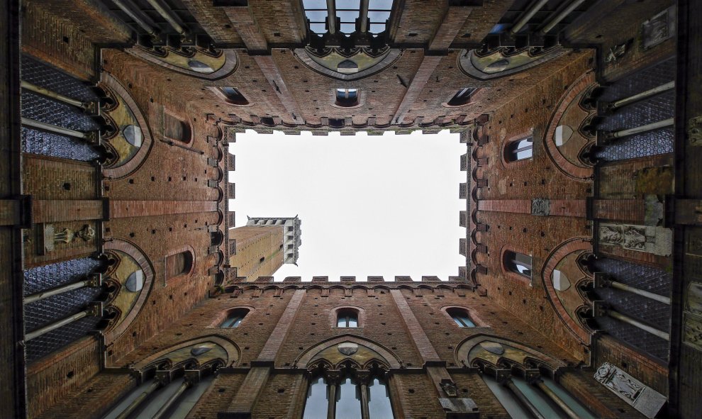 La torre del Mangia desde abajo, Siene. REUTERS/Max Rossi