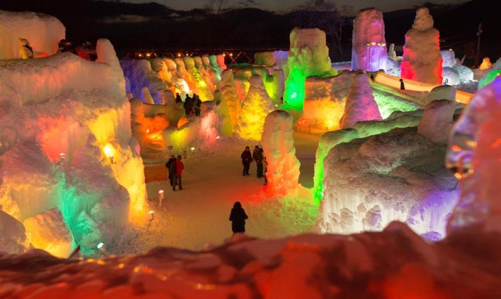 Varias personas pasean junto a esculturas de hielo iluminadas durante el Festival del Hielo en el Lago Shikotsu en Shikotsukoonsen al norte de Japón. El Festival de hielo se celebra del 29 de enero al 21 de febrero. EFE/Kimimasa Mayama