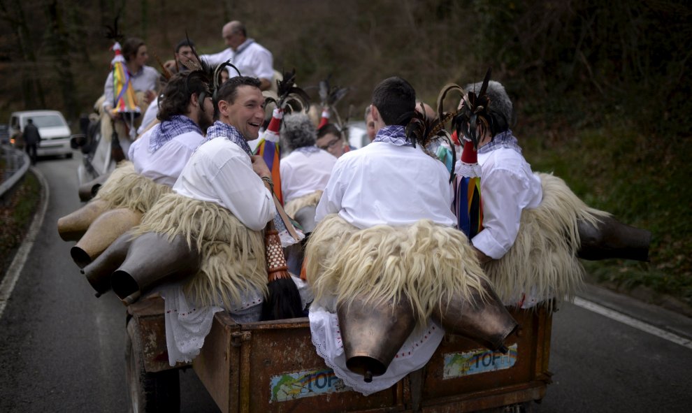 Unos bailarines son transportados por un camión abierto durante la celebración de carnaval de Ituren, Navarra. REUTERS/Vincent West