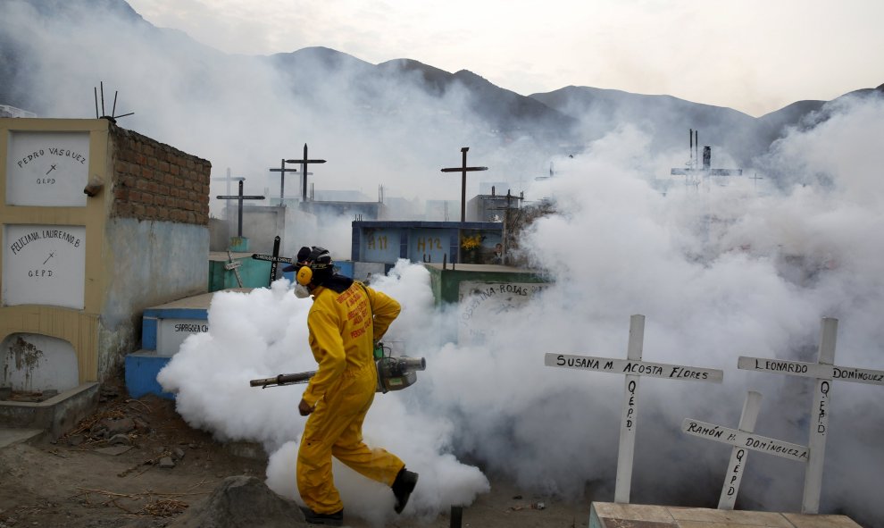 Unos trabajadores sanitarios fumigan el cementerio de Carabayllo para combatir el virus Zika. Lima, Perú. REUTERS/Mariana Bazo