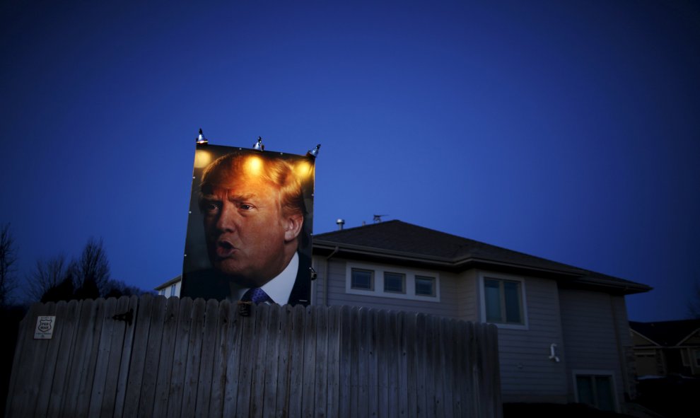 Cartel con la foto del candidato republicano a la Casa Blanca Donald Trump en West Des Moines, Iowa. / JIM YOUNG (REUTERS)