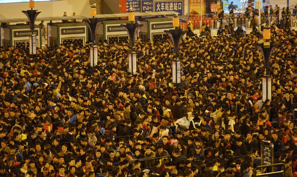 Estación de tren de Guangzhou (China) atestada de pasajeros debido a los retrasos provocados por el mal tiempo. /  REUTERS