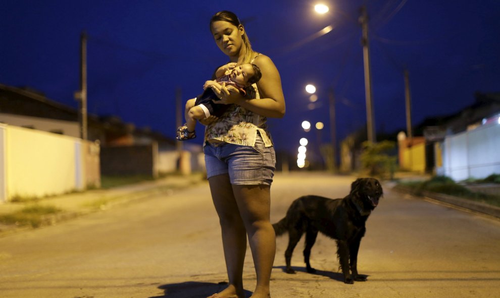 Los efectos del zika: Germana Soares sostiene a su hijo Guilherme, que nació con hidrocefalia, en Ipojuca (Brasil). / UESLEI MARCELINO (REUTERS)