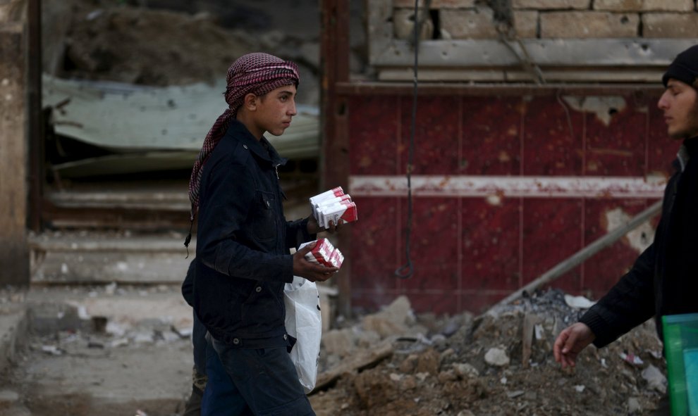 Un joven vende paquetes de tabaco en Duma, Siria. 3 de febrero de 2016. REUTERS/Bassam Khabieh