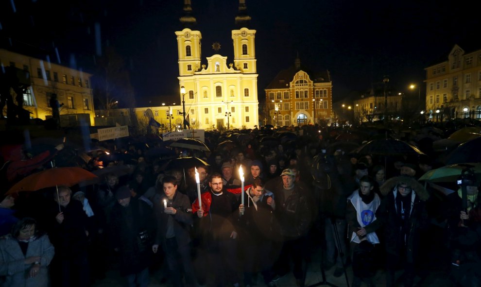 Ciudadanos se manifiestan con velas en la calle en contra de las políticas en educación en Miskolc, Hungría, 3 de febrero 2016. REUTERS/Laszlo Balogh