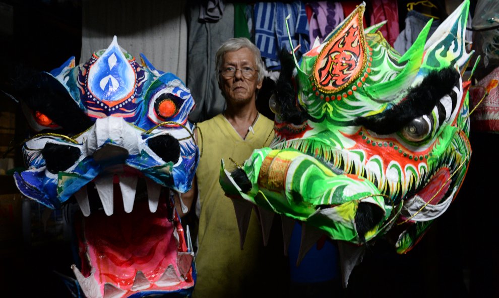 Nicasio Magdaraog, de 57 años, es un fabricante de trajes y disfraces. Sujeta la cabeza de un león y de un dragón, sus creaciones para este Año Nuevo Lunar chino en Manila el 4 de febrero de 2016. Millones de chinos de todo el mundo celebrarán el Año Nuev
