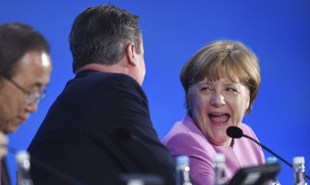 El primer ministro británico, David Cameron (c) y la canciller alemana, Angela Merkel (d), conversan durante la conferencia de donantes de Siria celebrada en Londres (Reino Unido) hoy, 4 de febrero de 2016. La Unión Europea (UE) se comprometió hoy a aport