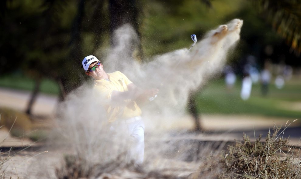 El golfista el surcoreano, Jin Jeong, golpea la bola durante la primera ronda del Dubai Desert Classic, en Dubai (Emiratos Árabes Unidos), hoy, 4 de febrero de 2016. EFE/Ali Haider