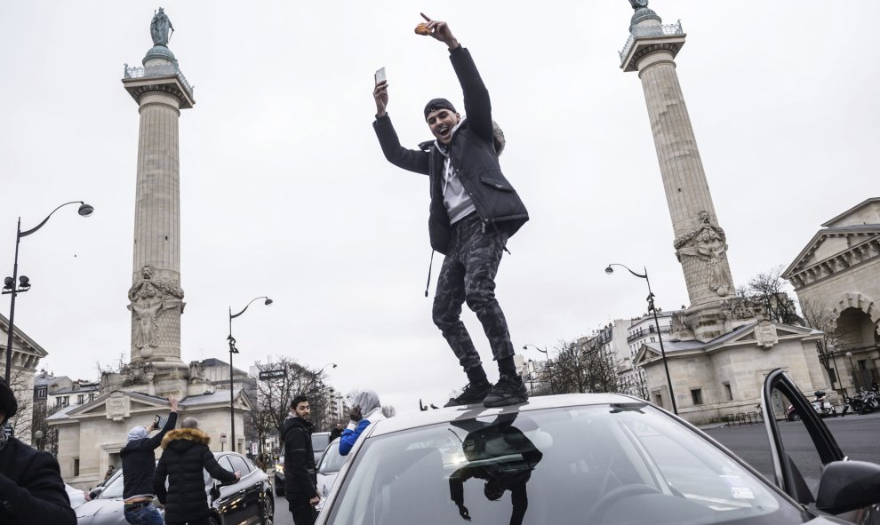 Varios conductores de Uber y VTC (Vehículos turísticos con chófer) bloquean la Plaza de la Nación de París (Francia), en señal de protesta en contra de las medidas en favor de los taxistas. EFE/Christophe Petit Tesson