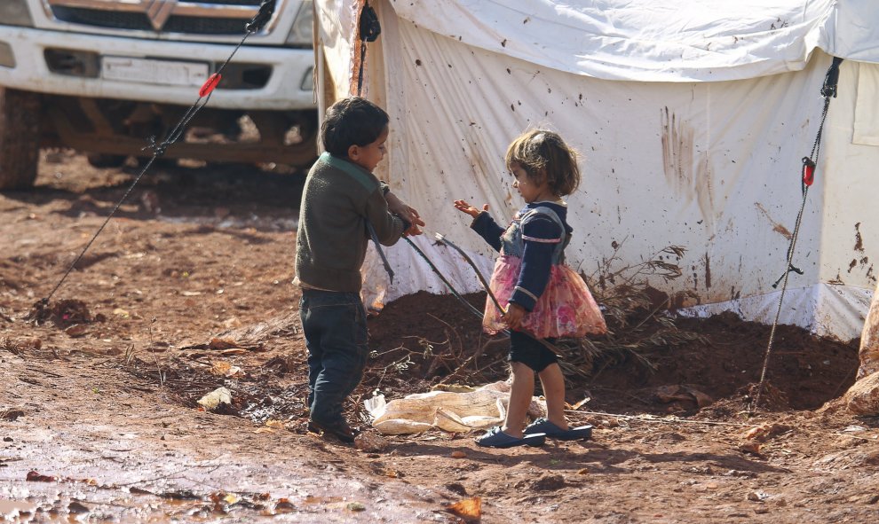 Los niños juegan en el campamento de desplazados de Atma, cerca de la frontera sirio-turca. REUTERS/Ammar Abdullah