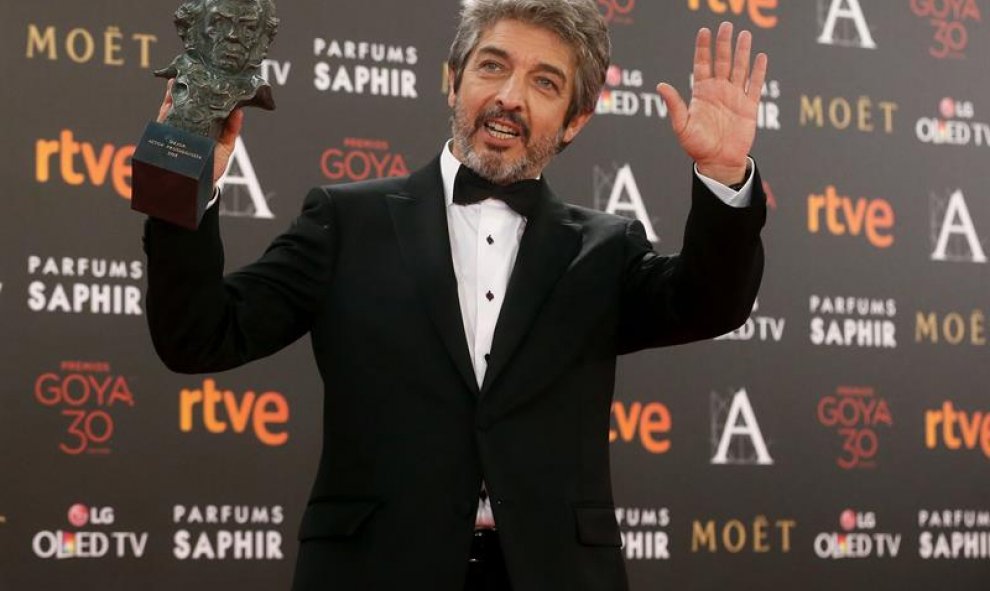 El actor Ricardo Darín con el Goya al mejor actor por su papel en "Truman", durante la ceremonia de la 30 edición de los Premios Goya, que entrega la Academia de Cine, celebrada esta noche en el Hotel Auditorium de Madrid. EFE/JuanJo Martín