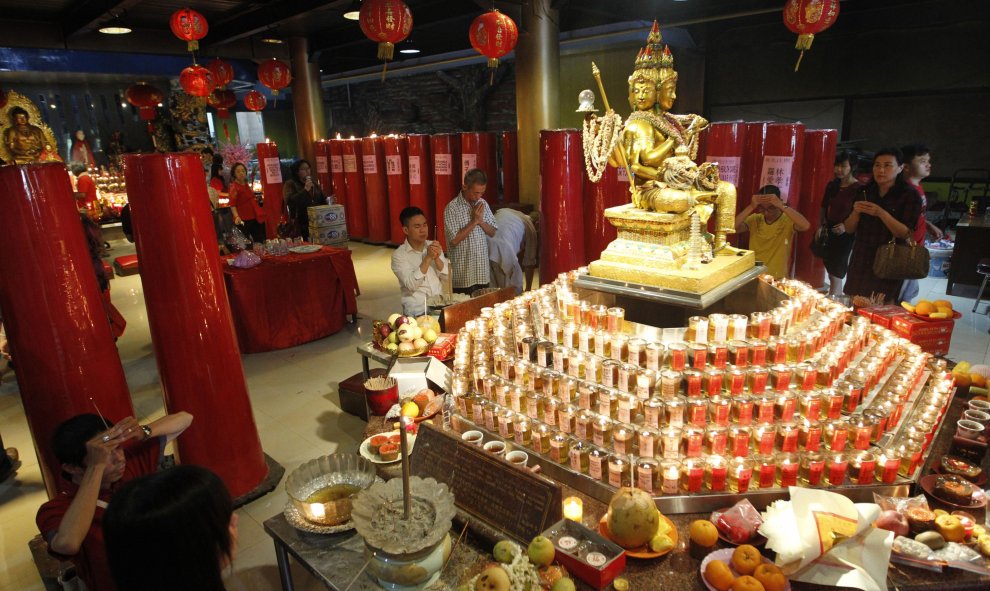 Unos creyentes rezan por la buena fortuna en el templo de Vihara Avalokitesvara, Jakarta, Indonesia. REUTERS/Garry Lotulung