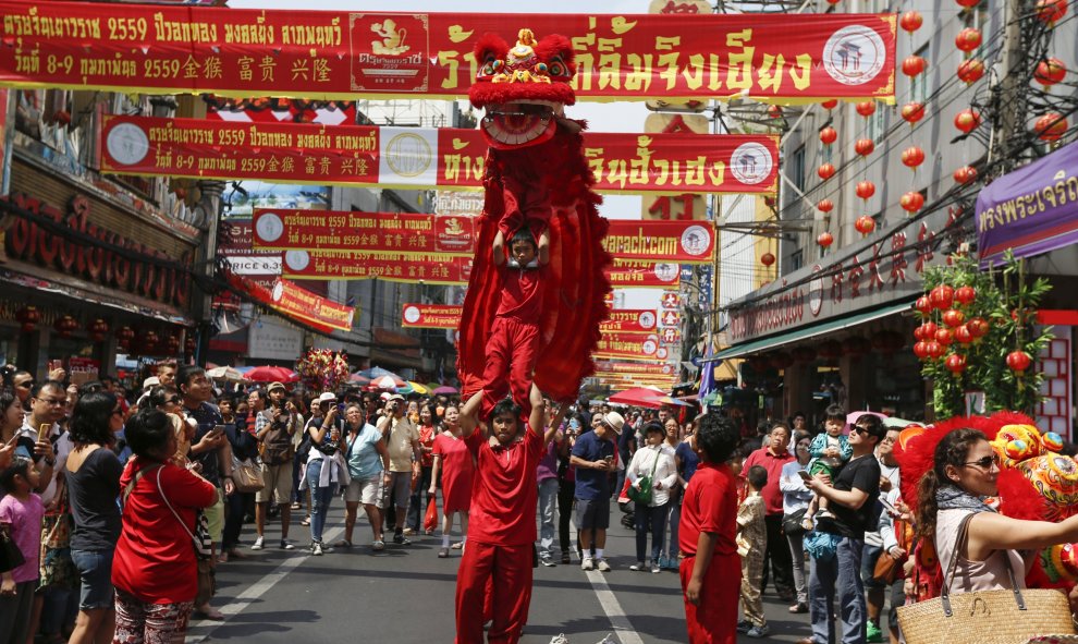 En tradicional dragón chino baila durante la celebración del Año Nuevo en Bangkok, Tailandia. REUTERS/Jorge Silva