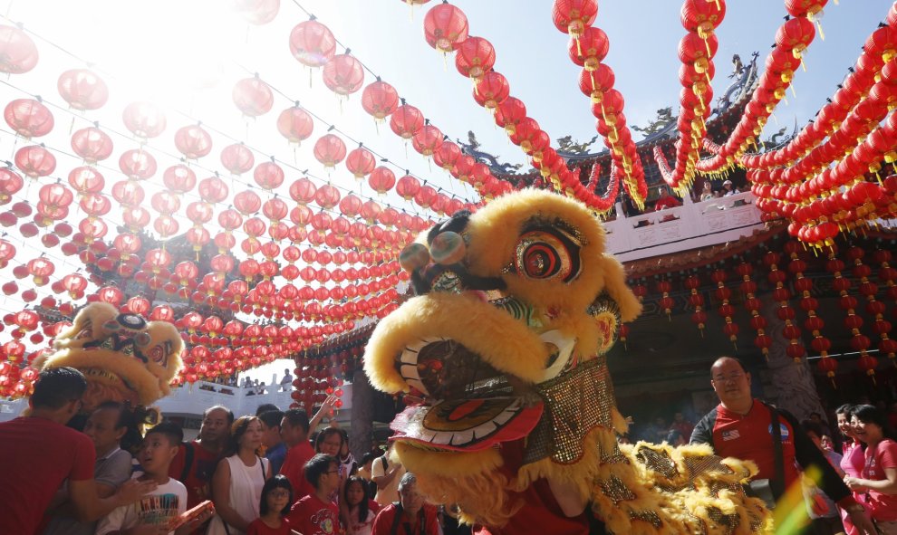 Celebración del Año Nuevo Chino en un templo de Kuala Lumpur, Malasia. REUTERS/Olivia Harris