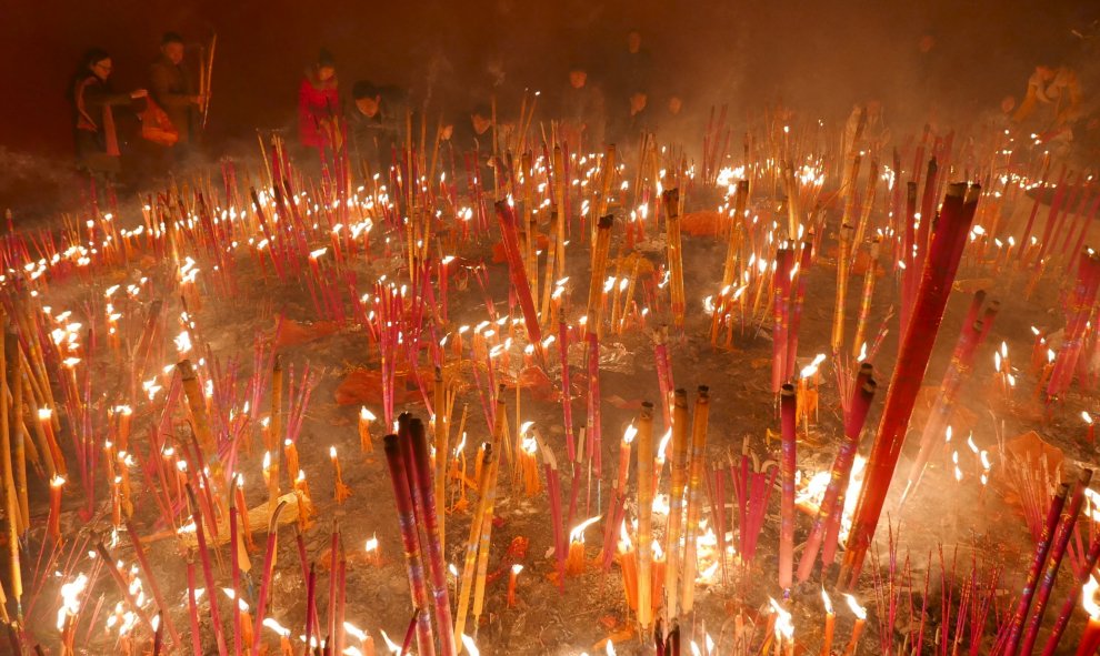 Quema de incienso para rezar por la fortuna en el primer día de celebraciones del Año Nuevo Chino, en el Templo de Chengdu, provincia de Sichuan. REUTERS/Stringer