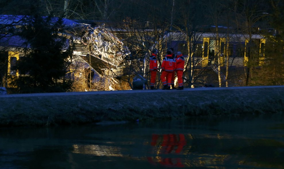 Miembros de los servicios de emergencia en el lugar donde chocaron dos trenes cerca de Bad Aibling, en el suroeste de Alemania. REUTERS/Michael Dalder