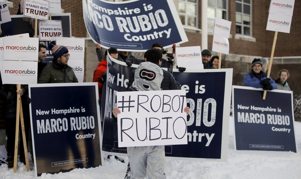 Un hombre vestido de robot espera al candidato presidencial republicano Marco Rubio EEUU, en New Hampshire