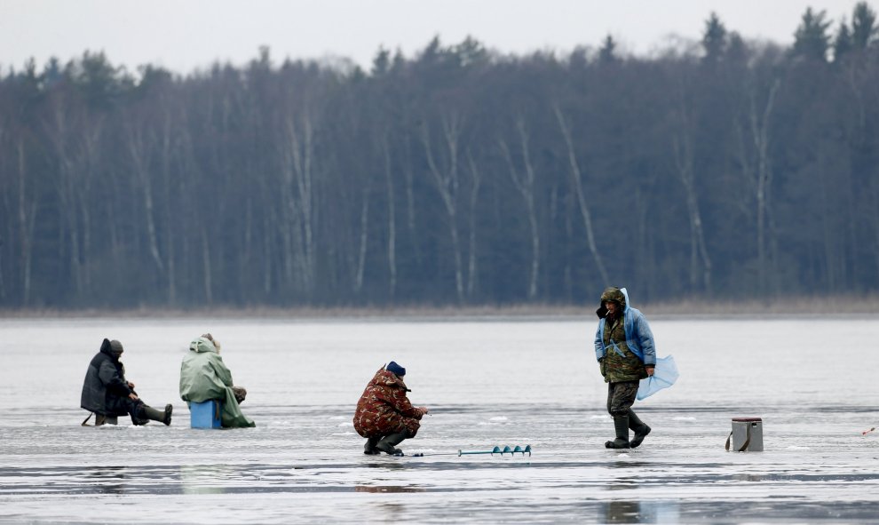 Los pescadores pescan enun lago congelado cerca del pueblo de Babiy Les, en Bielorrusia. REUTERS/Vasily Fedosenko