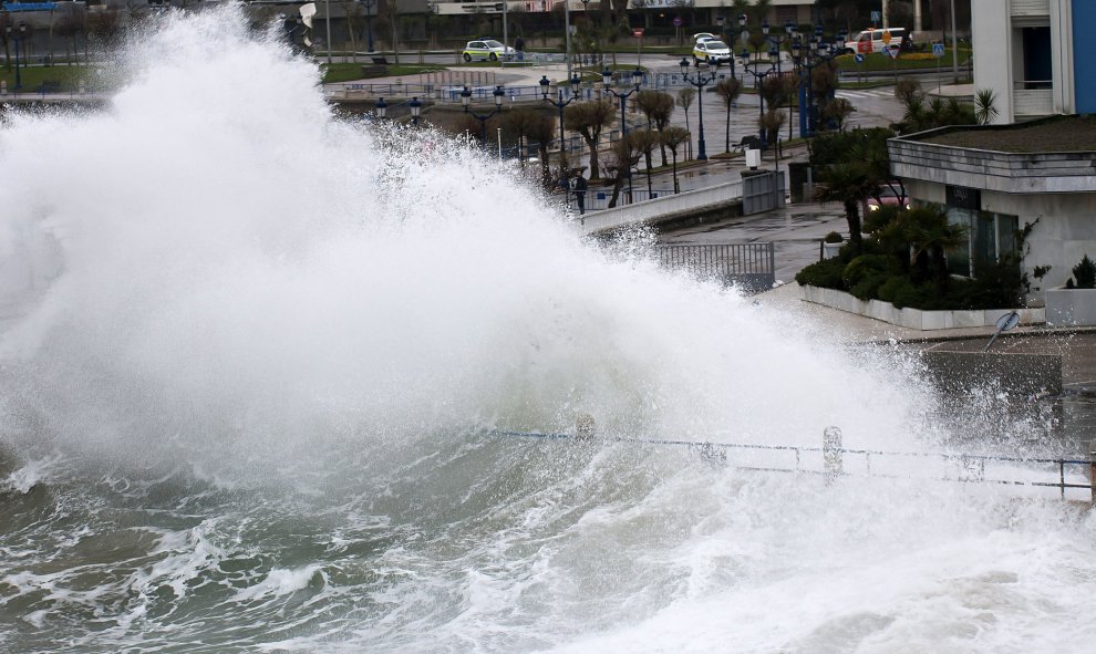 Una ola rompe en el paseo de la playa del Sardinero de Santander que se encuentra en alerta naranja por fenómenos costeros adversos. EFE/Pedro Puente Hoyos