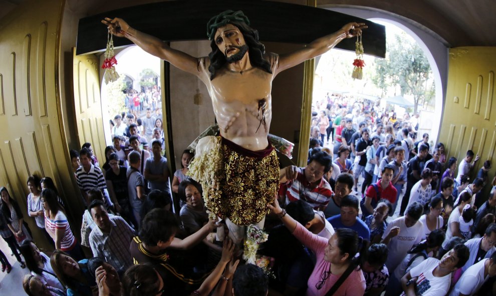 Filipinos acuden a misa con motivo del miércoles de ceniza en Baclaran al sur de Manila (Filipinas) hoy, 10 de febrero de 2016. EFE/Francis R. Malasig