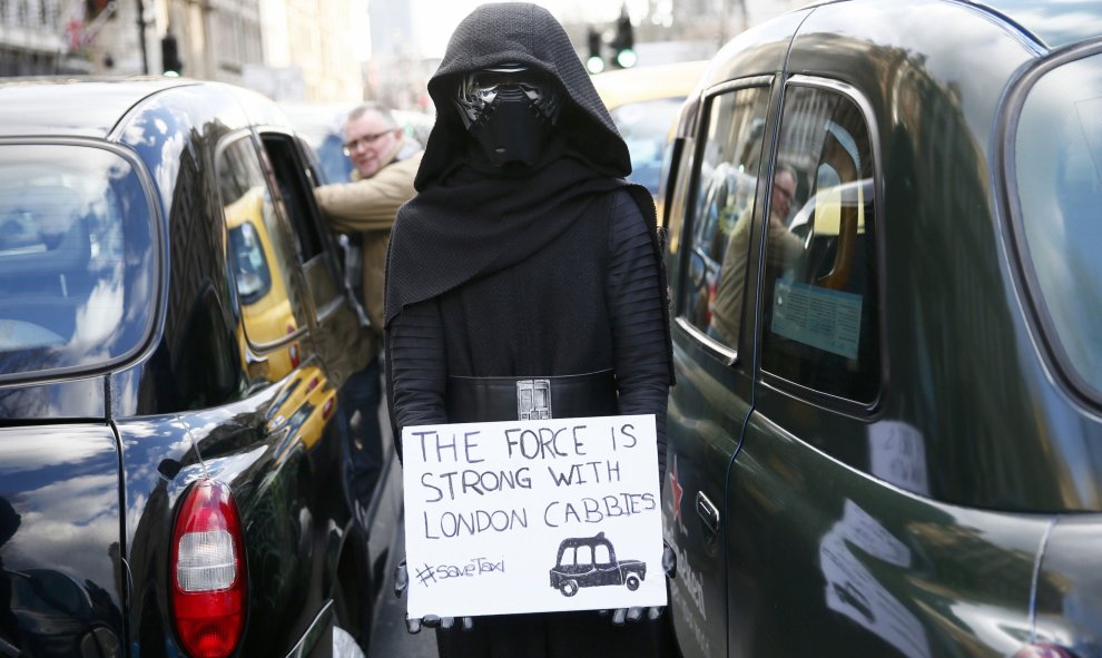Un taxista londinense se disfraza de Darth Vader, un personaje de Star Wars durante una protesta contra Uber en Whitehall en el centro de Londres, Gran Bretaña 10 de febrero de 2016. REUTERS / Stefan Wermuth